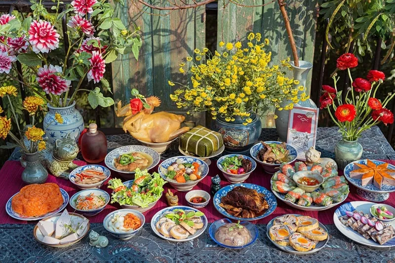 Gia đình quây quần ấm cúng bên bàn trà, cùng nhau chia sẻ và đón những khoảnh khắc cuối năm