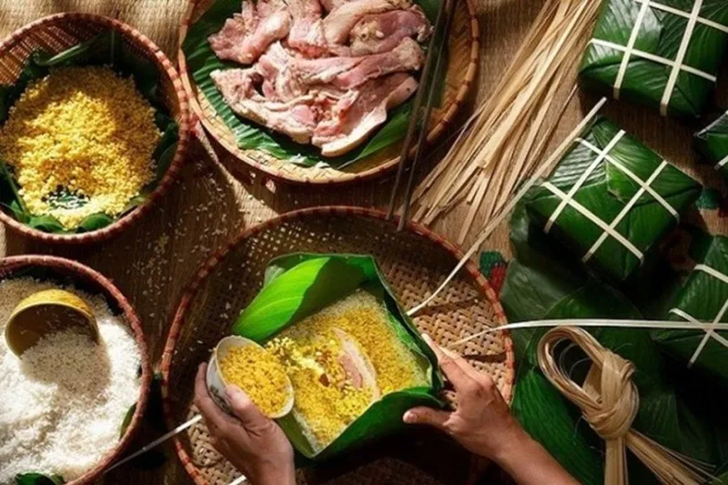 Gia đình cùng nhau gói bánh chưng, bánh tét chuẩn bị cho Tết Nguyên Đán