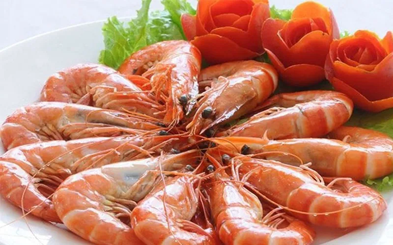 Tôm tươi ngon, không nên ăn kèm với thịt gà, đặc biệt với trẻ nhỏ