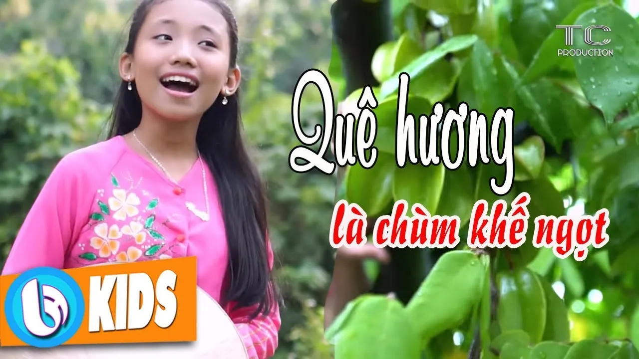 Cảnh làng quê yên bình với cánh đồng và cây cổ thụ