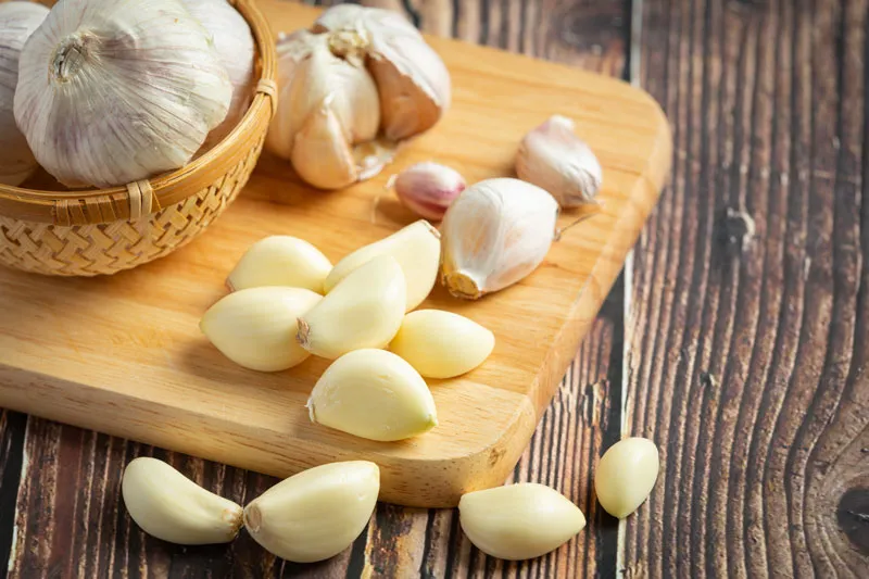 Tỏi kết hợp với cháo trứng gà rất dễ gây đầy hơi, khó tiêu thậm chí là ngộ độc ở người nhạy cảm