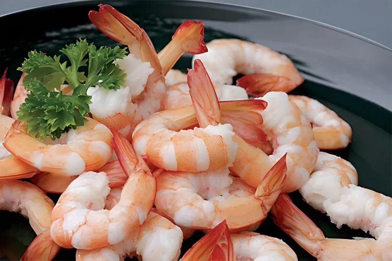 Tôm luộc tươi ngon đang được bày trên đĩa, minh họa cho món ăn giàu dinh dưỡng