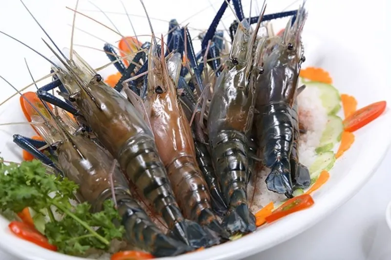 Những con tôm tươi rói, chưa qua chế biến, sẵn sàng cho món tôm luộc