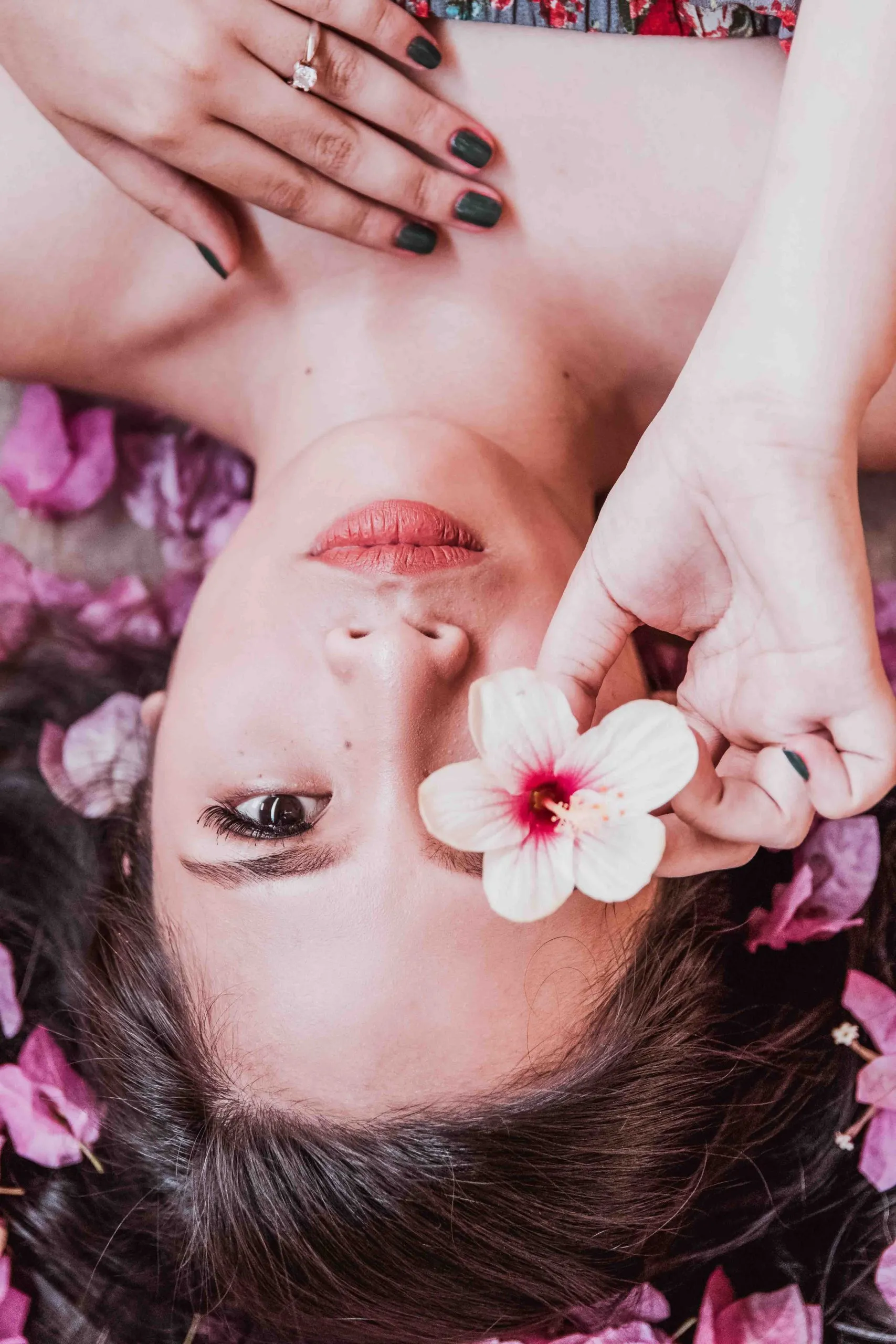 cô gái cầm bông hoa
