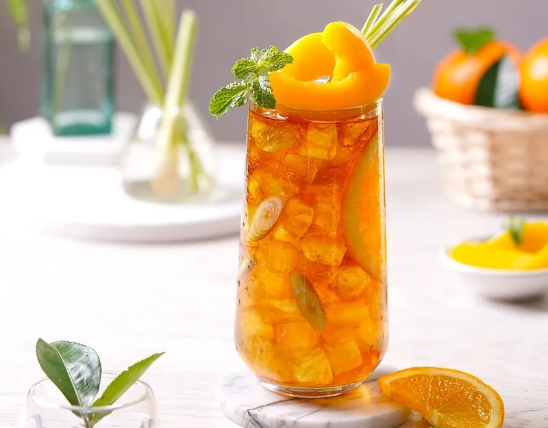 Thức uống trà đào với những lát đào tươi mọng và đá mát lạnh