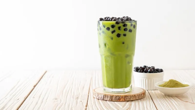 Một ly trà sữa Thái xanh đẹp mắt đang được chuẩn bị