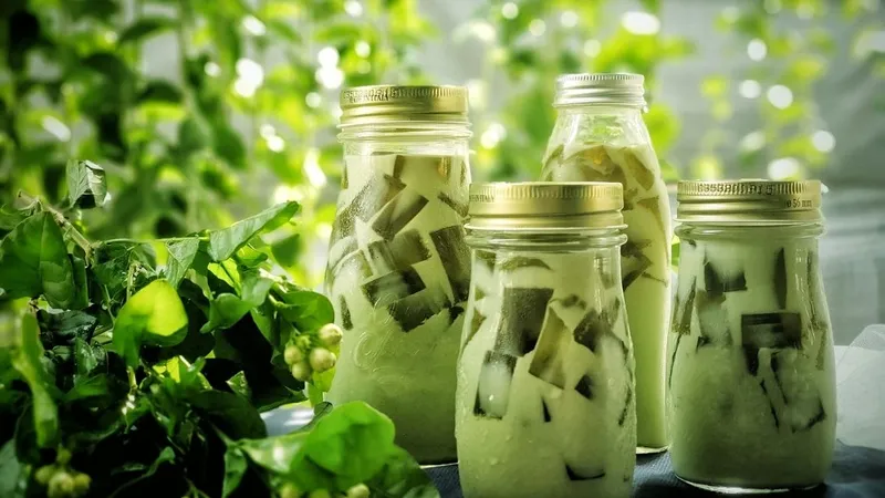 Một ly trà sữa Thái xanh với ít đường và topping được đặt trên bàn