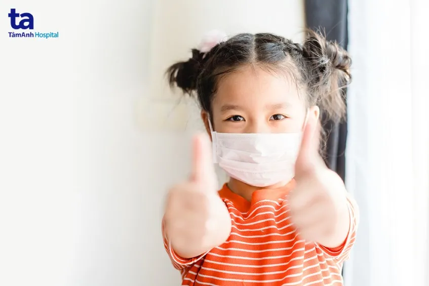 Đeo khẩu trang khi ra ngoài để bảo vệ người bệnh hen suyễn khỏi tác nhân gây kích ứng