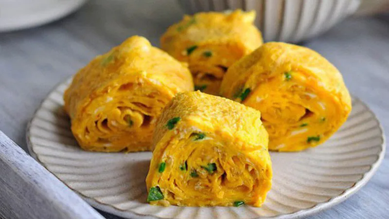 Món trứng chiên vàng ươm, hấp dẫn trên đĩa