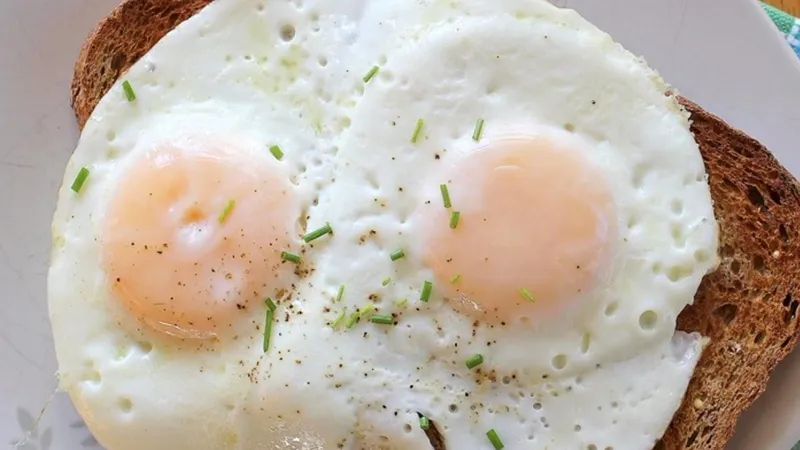 Mẹo ăn lòng trắng trứng gà để cơ bắp săn chắc hơn