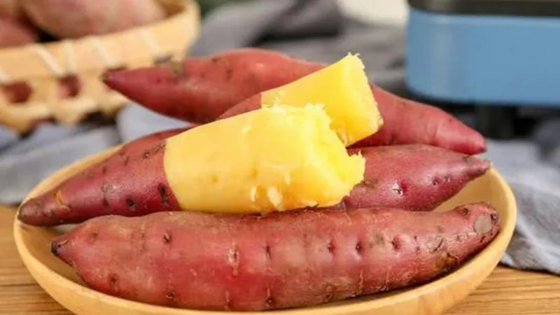 Một quả trứng gà nướng tương đương 100g khoai lang