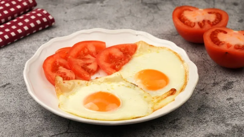 Cận cảnh một quả trứng ốp la với lòng đào béo ngậy