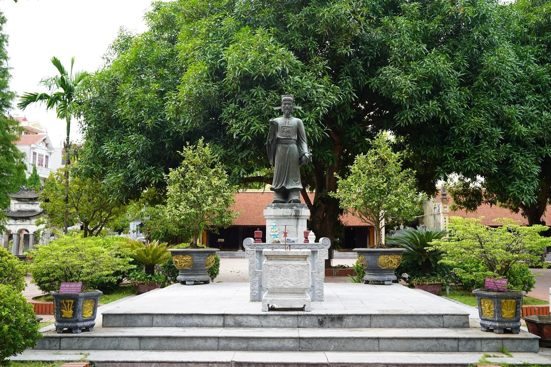 Tượng và đền thờ danh nhân Tô Hiến Thành