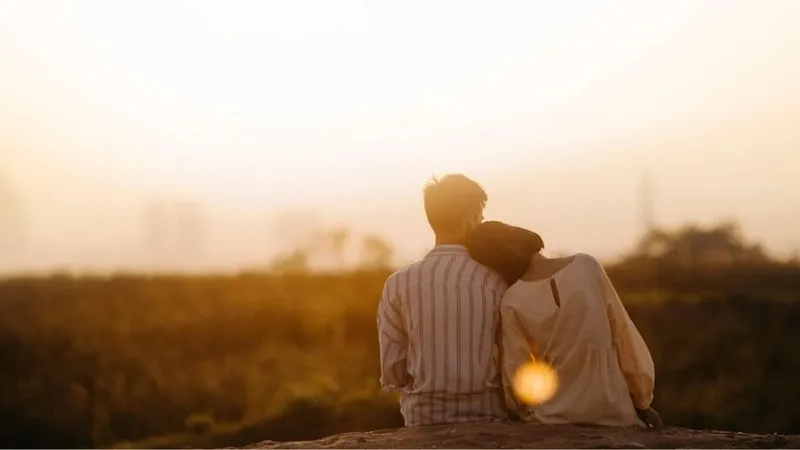 Chàng trai nhẹ nhàng nắm tay cô gái khi giúp cô băng qua đường, thể hiện sự quan tâm