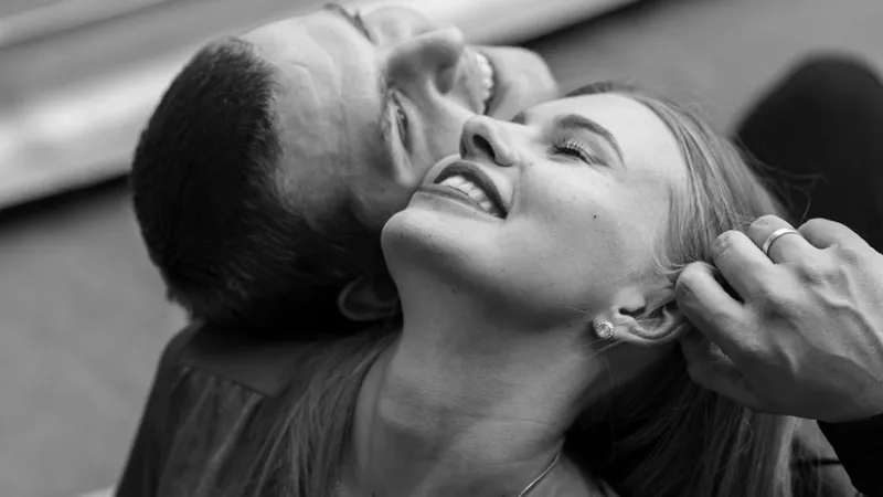 Các thành viên nhóm nhạc thần tượng đang thể hiện skinship bằng cách khoác vai thân thiết trên sân khấu