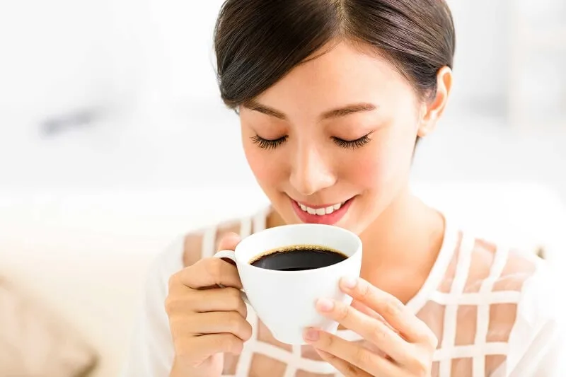 Hình ảnh hạt cà phê G7 và tách cà phê tượng trưng cho lợi ích sức khỏe