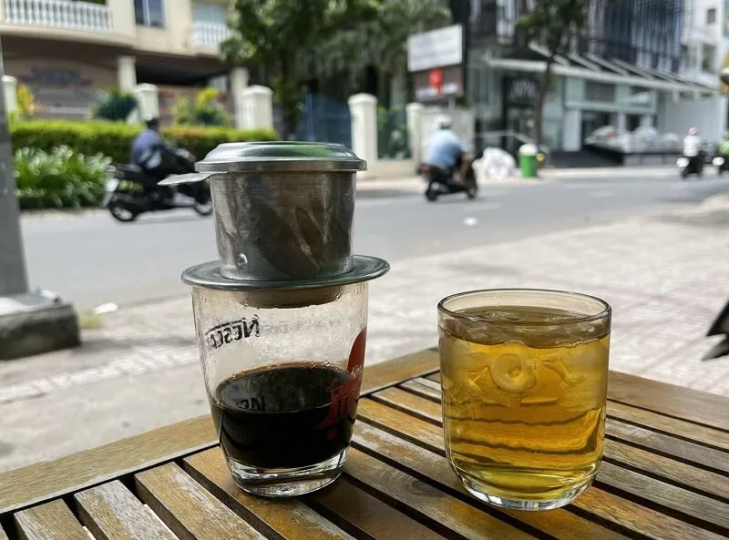 Người đang thưởng thức cà phê G7 với vẻ mặt thư thái