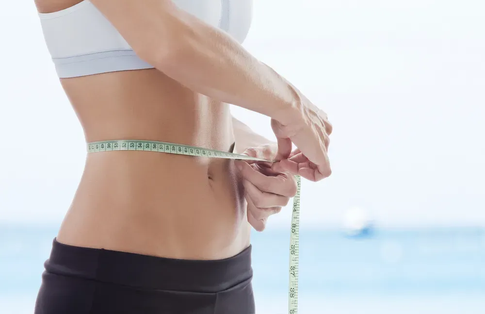 Uống nước dừa đúng cách có thể hỗ trợ giảm cân hiệu quả.