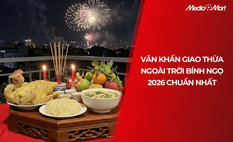 Gia đình chuẩn bị mâm cúng giao thừa ngoài trời với đồ lễ tươm tất