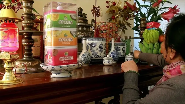 Hình ảnh bàn thờ gia tiên với nén hương đang cháy, thể hiện sự thành kính trong nghi thức văn khấn mùng 1 hàng tháng