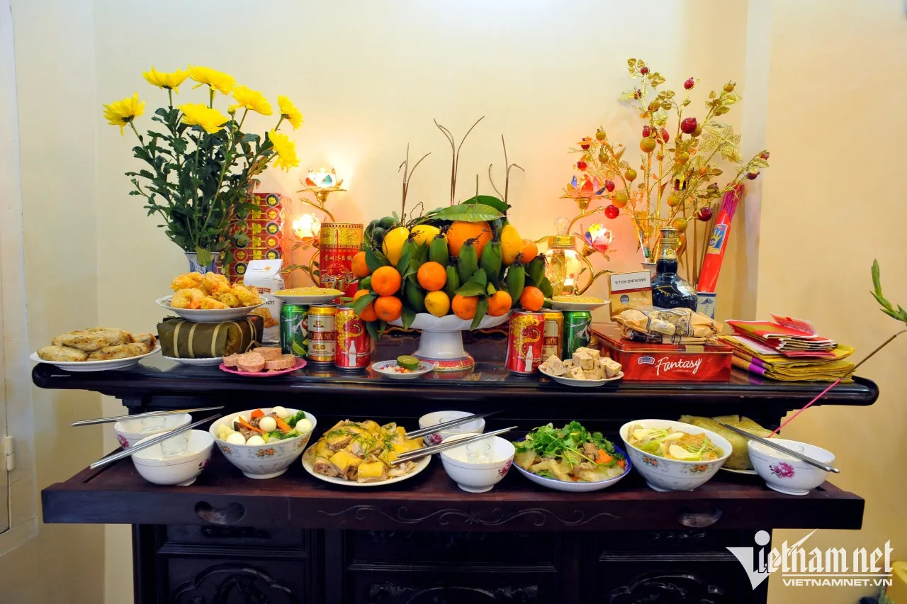 Mâm cúng Rằm truyền thống với hương hoa, trái cây và lễ vật