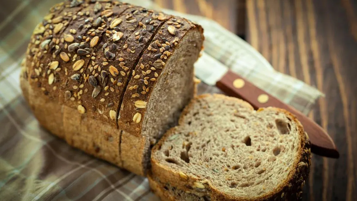 Bánh mì nguyên cám Ezekiel với hạt, một lựa chọn lành mạnh cho chế độ ăn kiêng