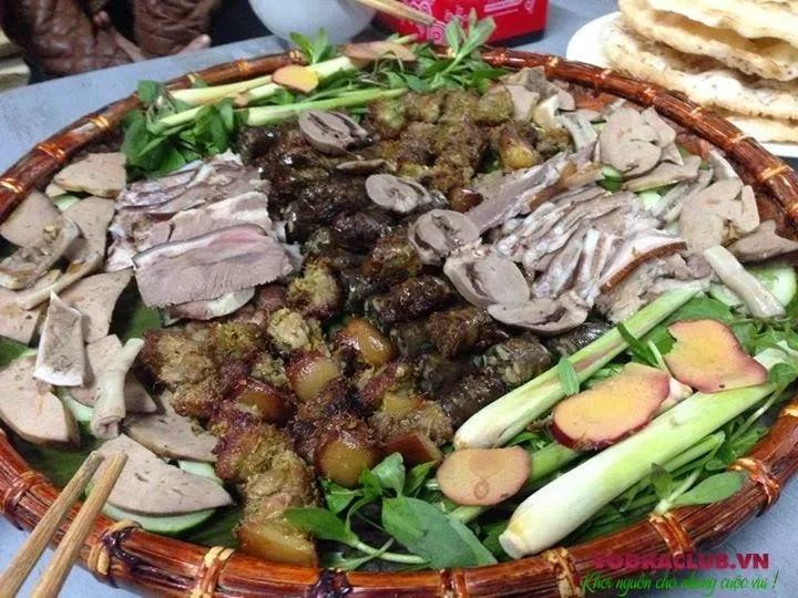 Thịt chó và hành lá đều có tính nóng, không nên kết hợp để tránh đầy bụng, ngộ độc