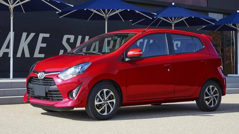 Một chiếc Toyota Vios màu đỏ đang đậu trên đường