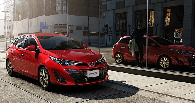 Chiếc xe Toyota Vios màu xanh lá cây đậu bên đường