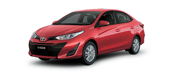 Chiếc Toyota Vios màu trắng đang đậu trong showroom