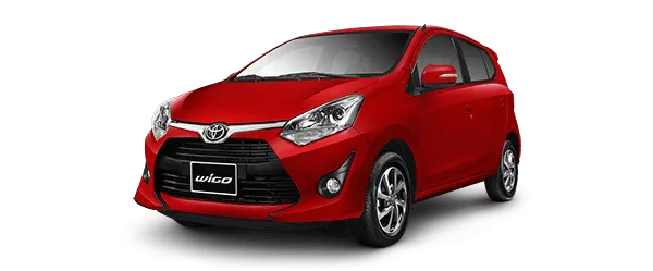 Chiếc Toyota Camry màu trắng sáng đang đậu trên đường nhựa