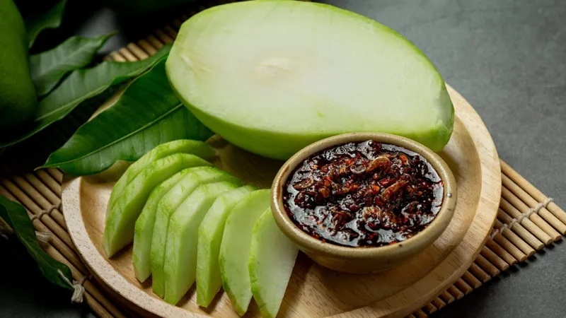 Những lưu ý khi ăn xoài xanh để tránh tác dụng phụ