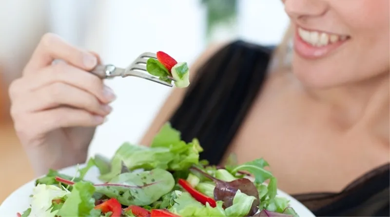 Đĩa xôi gấc được ăn kèm với rau xanh và các loại củ quả để cân bằng dinh dưỡng