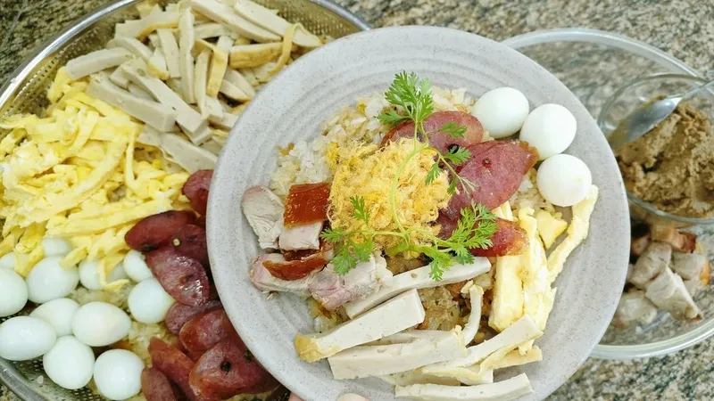 Xôi mặn và các món ăn kèm đa dạng