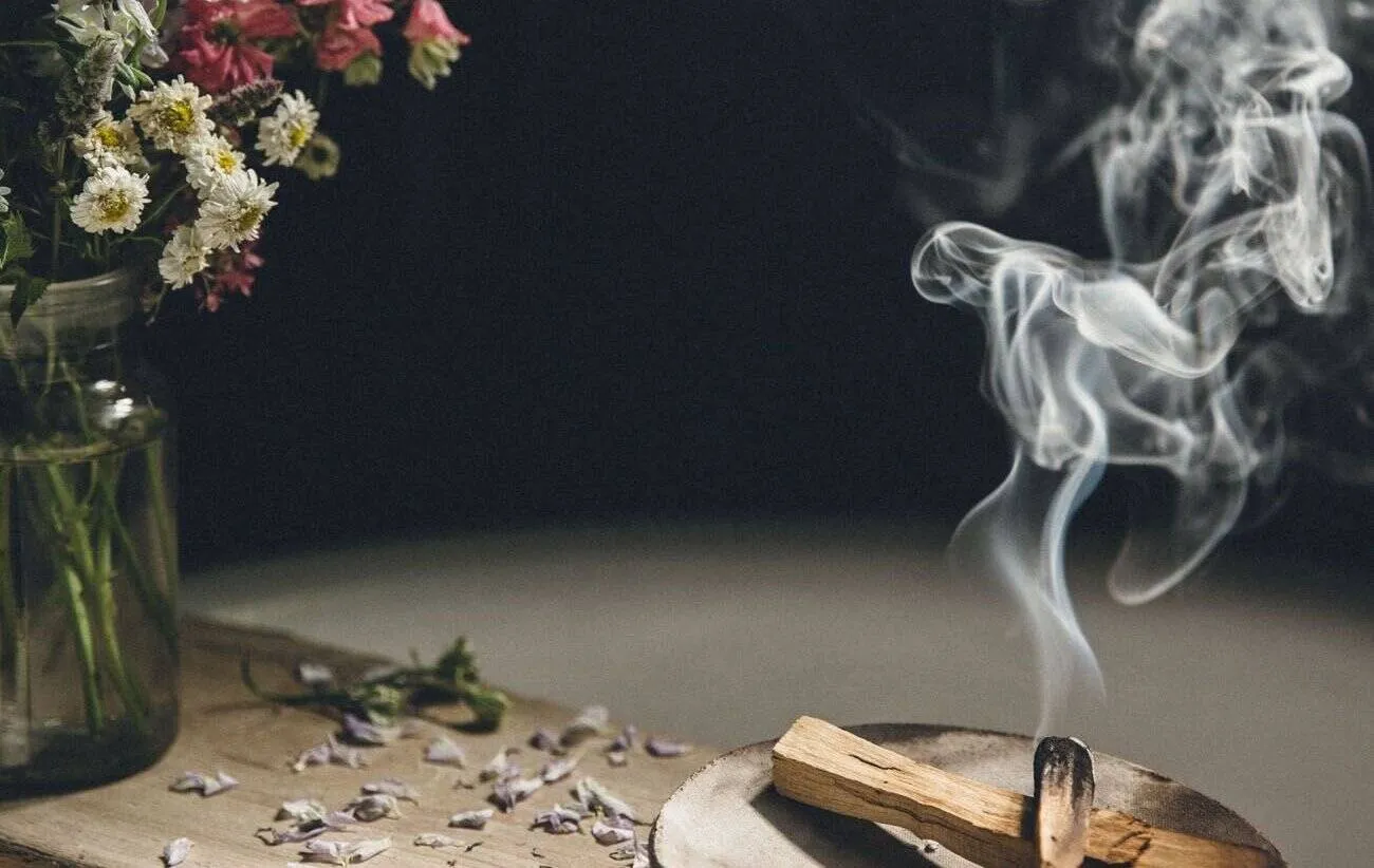 Sau khi diệt mối, nên xông nhà bằng trầm, bồ kết hoặc tinh dầu thiên nhiên để thanh lọc khí âm và làm sạch năng lượng còn sót lại do mối vào nhà gây ra
