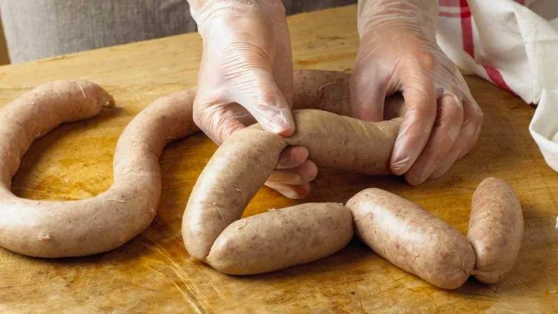 Nên ăn xúc xích nhà làm để đảm bảo về chất lượng thực phẩm và kiểm soát nguyên liệu