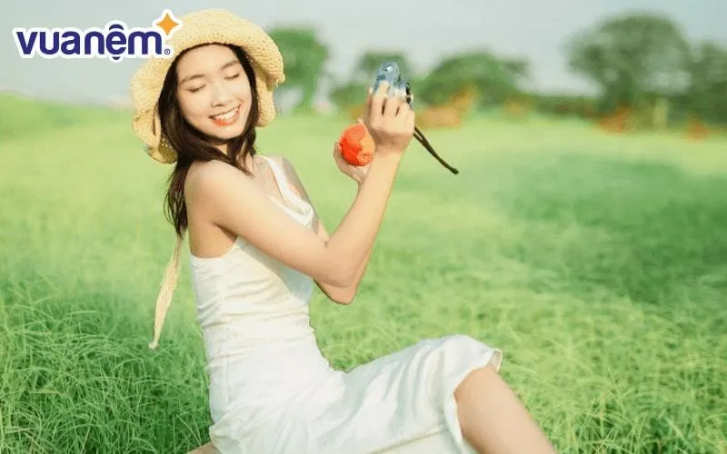 Hình ảnh một cây cối đang vươn lên mạnh mẽ dưới ánh nắng, tượng trưng cho sự phát triển và thành công