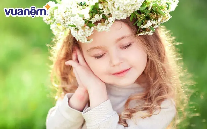 Cô gái Khánh Linh thường hoạt bát, đáng yêu và thông minh