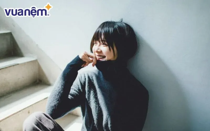 Người phụ nữ đang suy nghĩ trước nhiều lựa chọn tên gọi