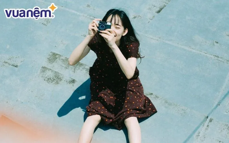 Cô gái đang mỉm cười với ánh mắt mơ màng