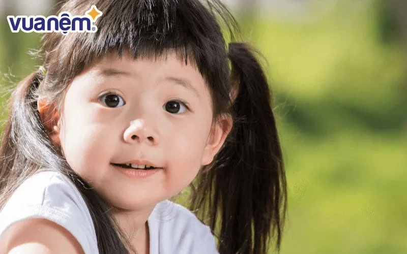 Hồng Oanh - em bé xinh đẹp, thông minh, sáng dạ