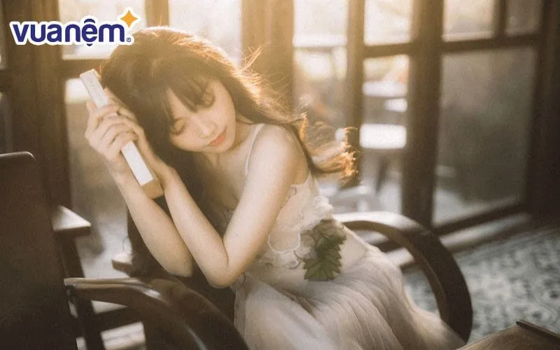 Cuốn sổ tay mở ra với danh sách các tên đệm hay kết hợp với chữ An