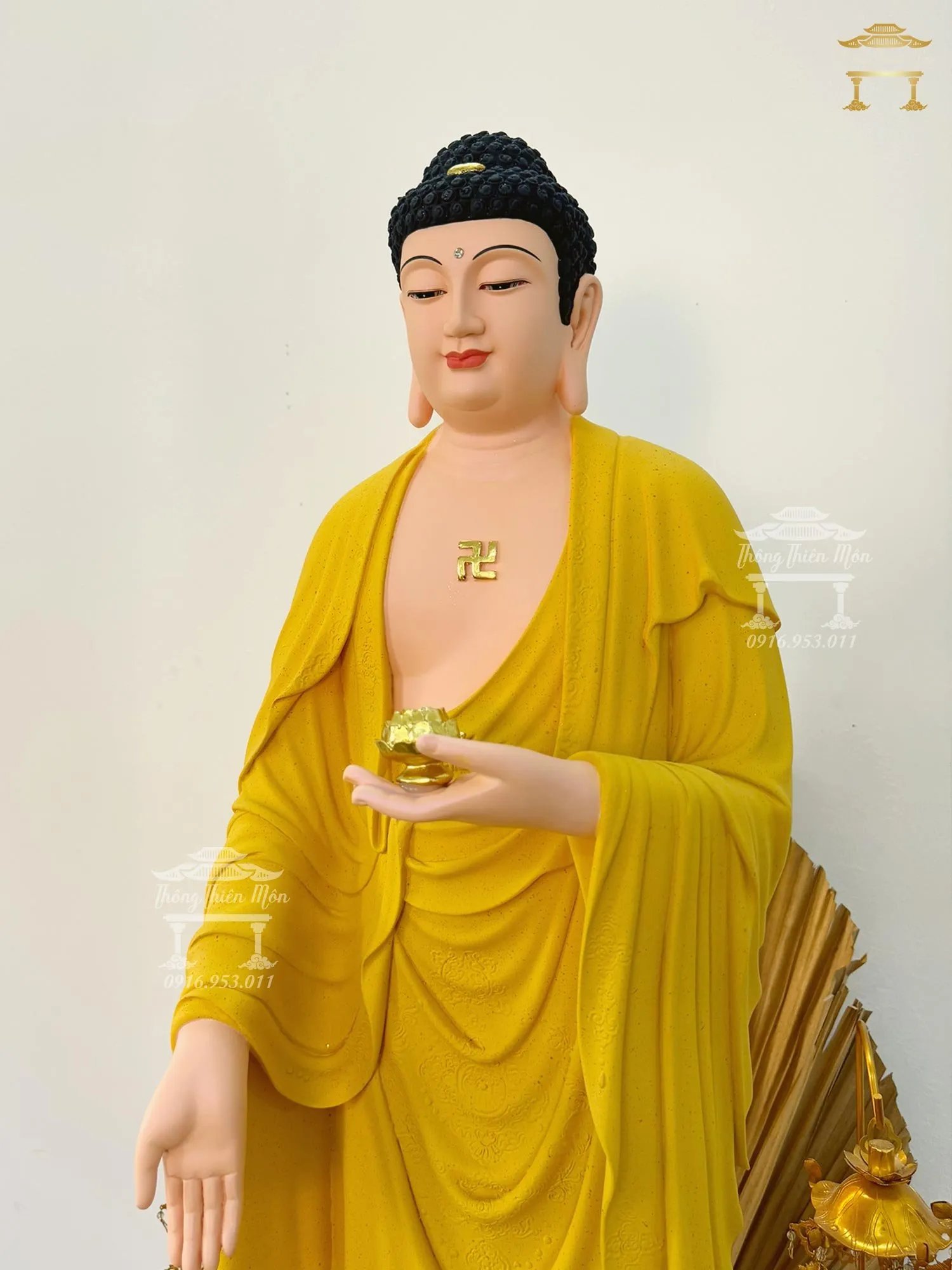 Hình tượng Đức Phật A Di Đà trong tư thế tiếp dẫn, tay phải đưa lên, tay trái buông xuống.