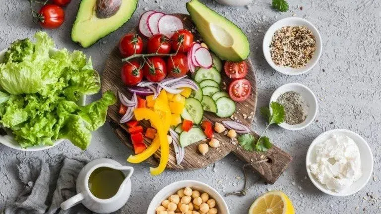 Đồ ăn vặt ít calo đa dạng: rau củ, trái cây và sữa chua